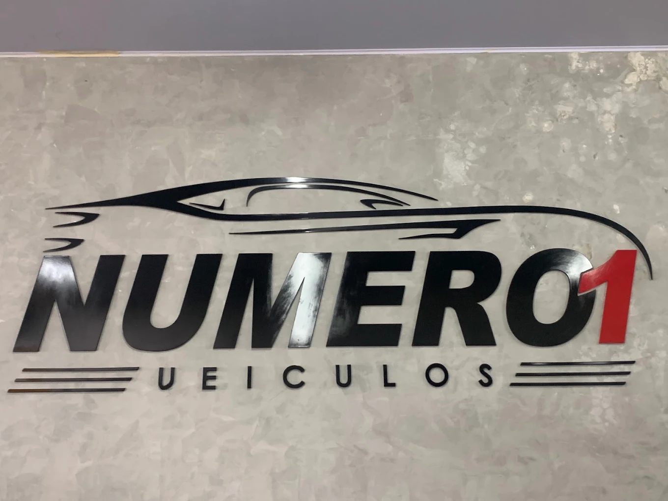 Letreiro da Número 1 Veículos na recepção da loja